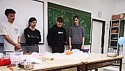 Kísérletek szárazjéggel - a 11.-es fizika fakultációsok bemutatója